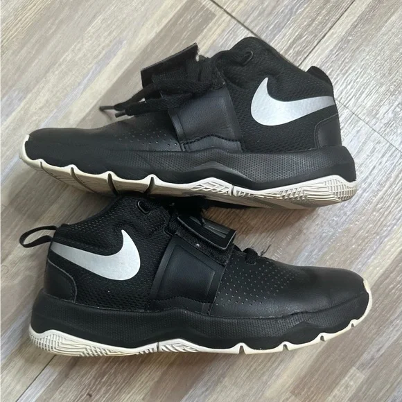Nike Team Hustle D8 Black Basketball Shoes, Size 6Y - Picture 10 of 15